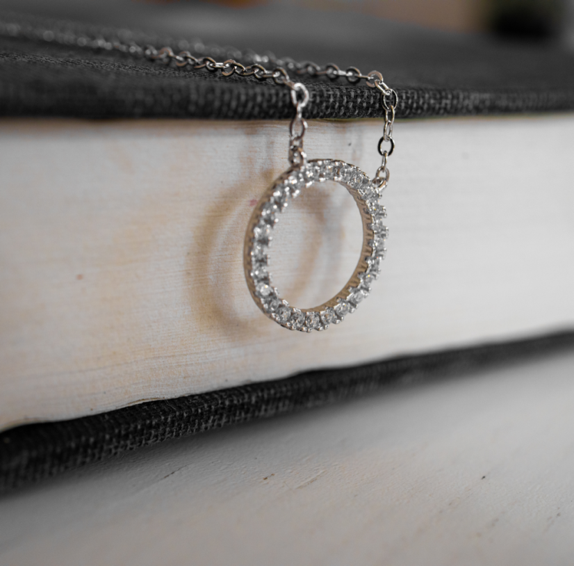 MINET Strieborný náhrdelník KRÚŽOK s bielymi zirkónmi