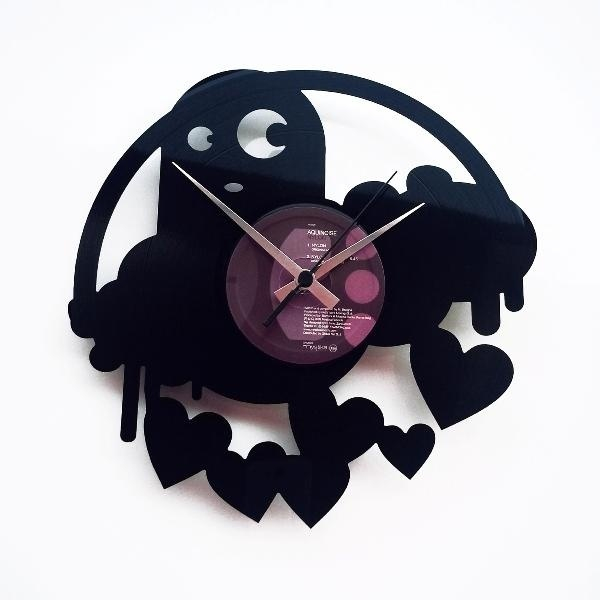 Designové nástěnné hodiny Discoclock 061 Strašidlo lásky 30cm