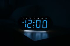 Digitálny svietiaci budík do siete s češtinou JVD SB8035.3