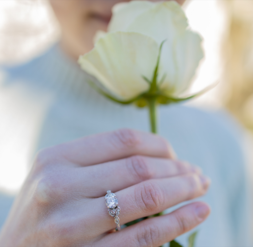 MINET Luxusný rozkvitnutý strieborný prsteň FLOWERS s bielymi zirkónmi veľ. 66