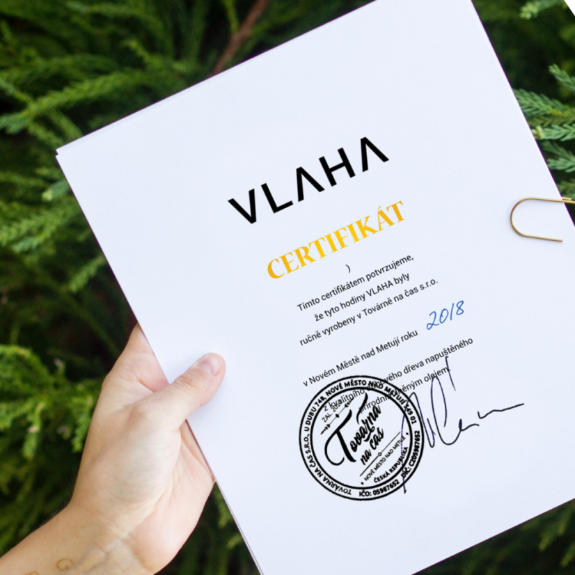 VLAHA Dubové hodiny vyrobené v Čechách se zlatými ručkami ⌀32,5cm