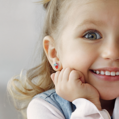 MINET Detské strieborné náušnice jahôdky s červeným opálom