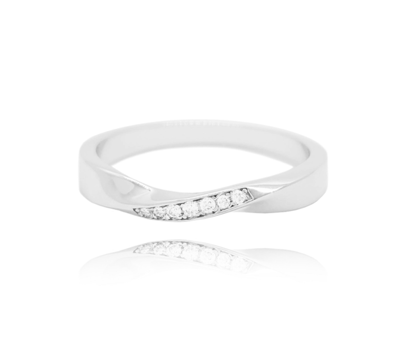 Kroucený stříbrný prsten MINET s bílými zirkony vel. 57