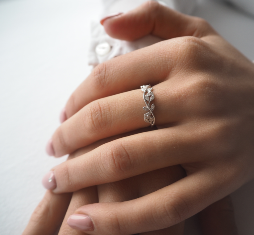 MINET Rozkvetlý stříbrný prsten FLOWERS s bílými zirkony vel. 64