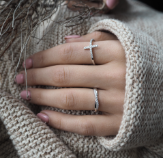 MINET Stříbrný zapletený prsten s bílými zirkony vel. 54