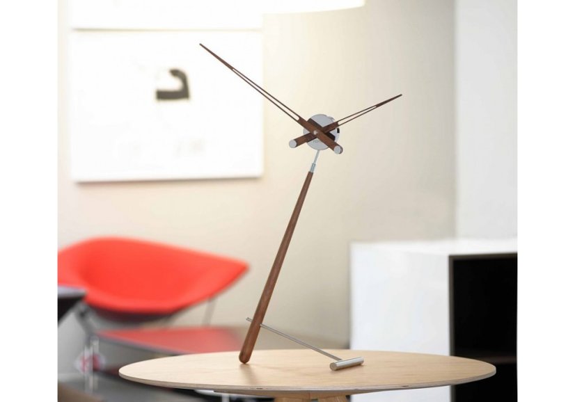 Dizajnové stolné hodiny Nomon Puntero Walnut N 94cm