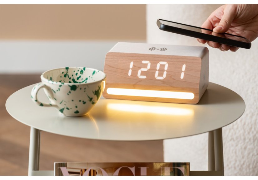 LED hodiny-budík 6078WH Karlsson s nabíječkou smartphonů 16cm