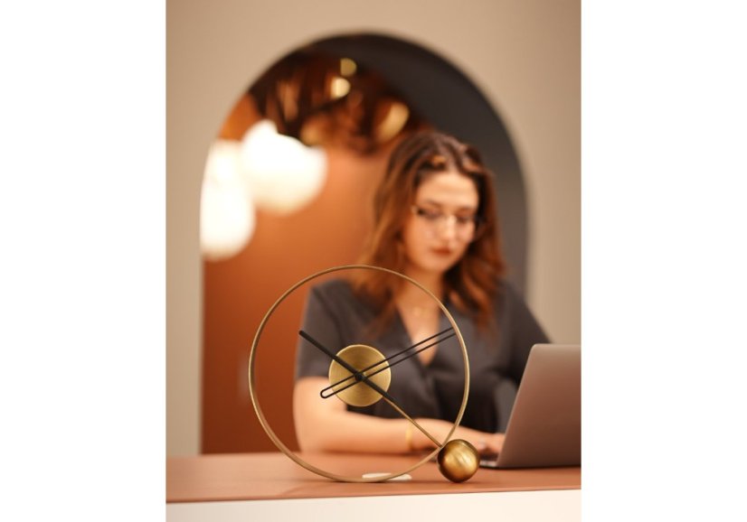 Dizajnové stolné hodiny Endless brushed gold/black 32cm