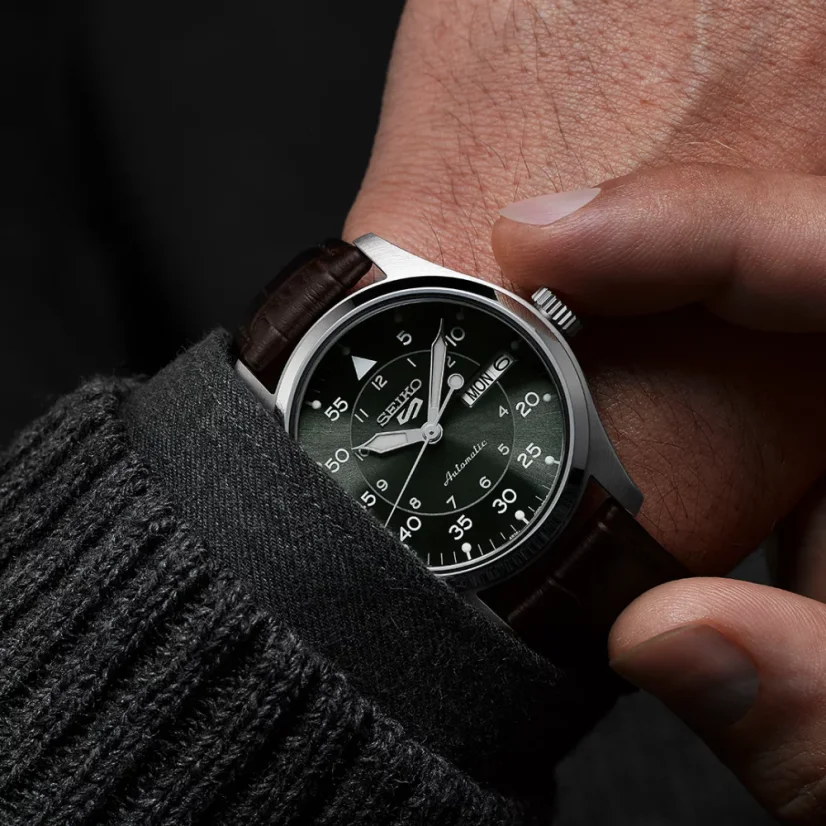 Seiko SRPJ89K1 Seiko 5 ‘Kelly Green Flieger’ Suit Style