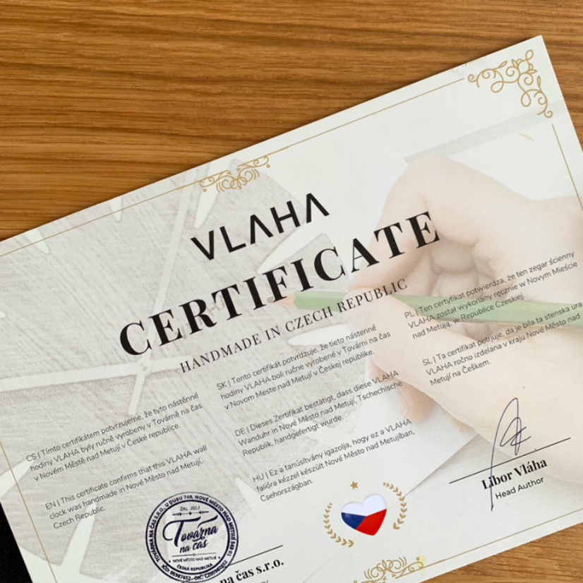 VLAHA Dubové hodiny vyrobené v Čechách s černými ručkami ⌀32,5cm