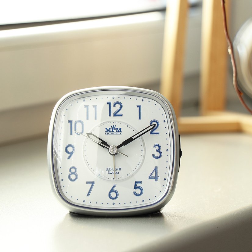 Budík s LED podsvícením a tichým chodem MPM  C01.3530.7030
