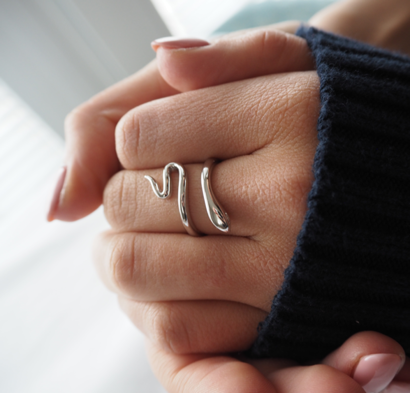 MINET Stříbrný prsten SNAKE s bílými zirkony vel. 54
