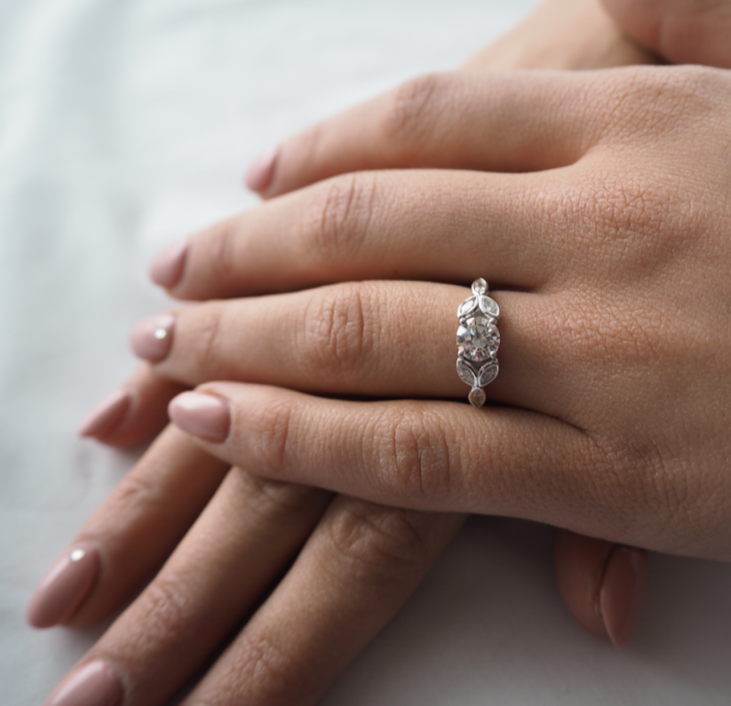 MINET Luxusní rozkvetlý stříbrný prsten FLOWERS s bílými zirkony vel. 66