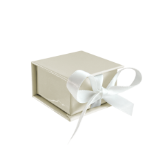 MINET Béžová magnetická krabička na šperky s bílou stuhou - 5 x 5 x 3 cm