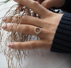 MINET Strieborný prsteň KRÚŽOK s bielymi zirkónmi veľ. 59