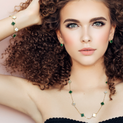 MINET Pozlacený stříbrný náhrdelník ČTYŘLÍSTKY s bílou perletí a malachitem Ag 925/1000 11,85g