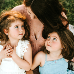 MINET Stříbrný náhrdelník TLAPKA s bílými zirkony