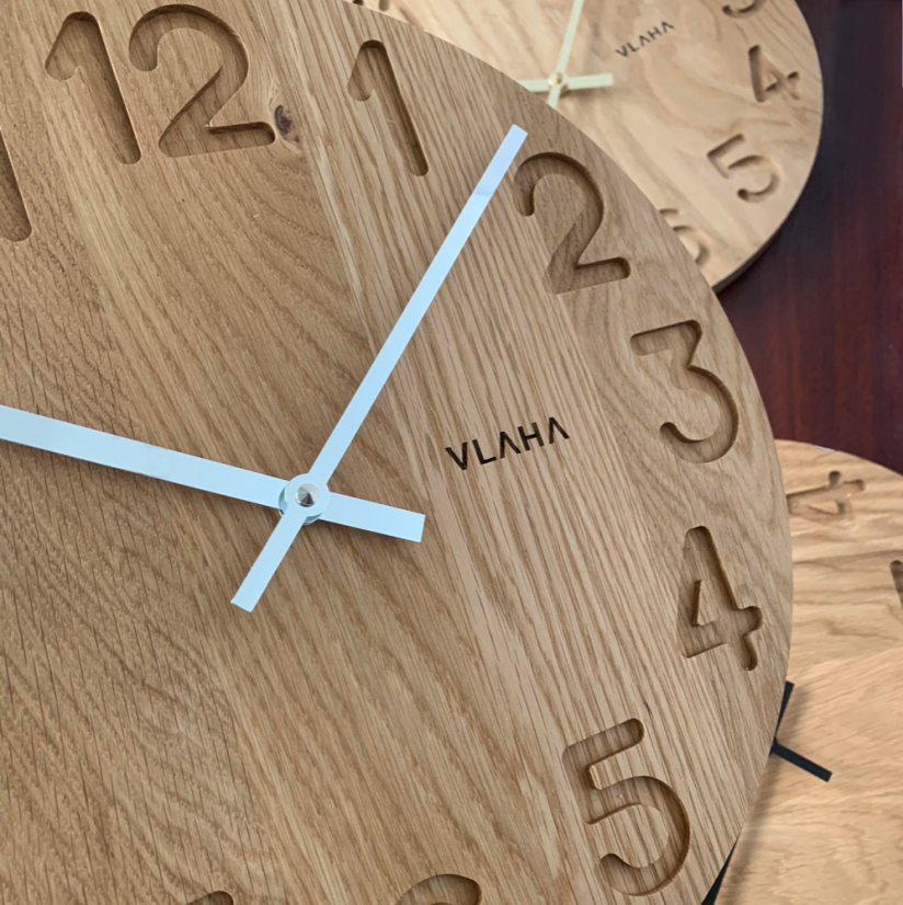 VLAHA Drevené hodiny OAK vyrobené v Čechách so striebornými rúčkami ?34cm
