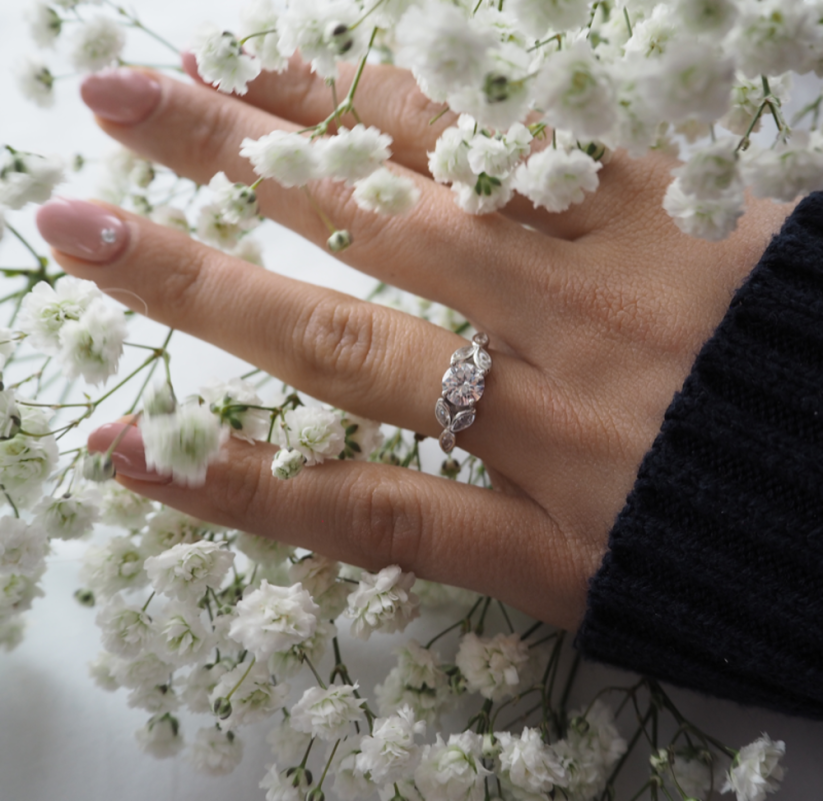 MINET Luxusný rozkvitnutý strieborný prsteň FLOWERS s bielymi zirkónmi veľ. 66